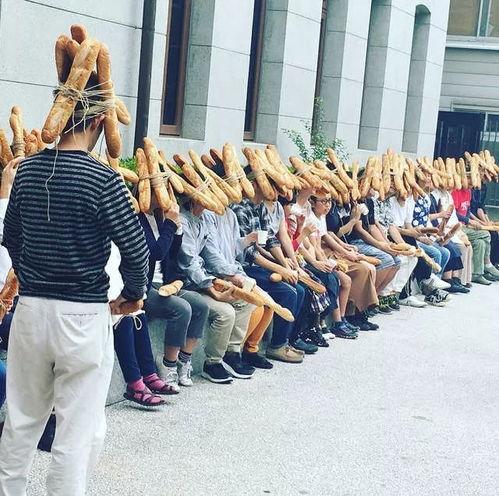 街头吃瓜被发现,意外走红引热议