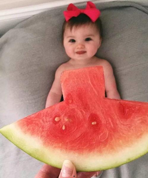 模仿小朋友吃瓜,童趣盎然